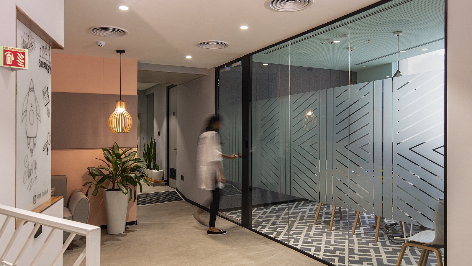 Nové kanceláře v Bengalúru zdobí české skleněné příčky
